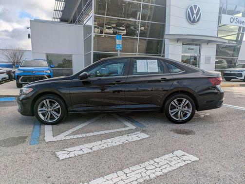 Deep Black Pearl 2022 Volkswagen Jetta 1.5T SE