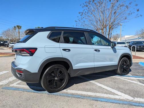 2026 Volkswagen Taos SE Black