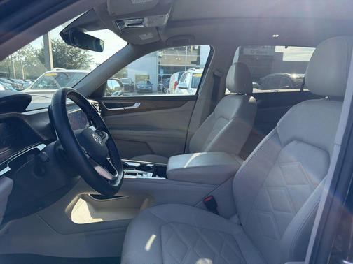 Deep Black Pearl 2024 Volkswagen Atlas 2.0T SE w/Technology