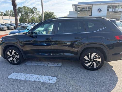 Deep Black Pearl 2024 Volkswagen Atlas 2.0T SE w/Technology