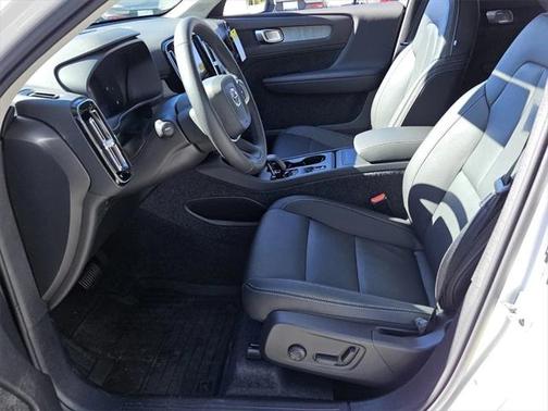 2025 Volvo XC40 B5 Core Bright Theme