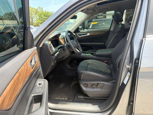 Platinum Gray Metallic 2024 Volkswagen Atlas 2.0T SE w/Technology