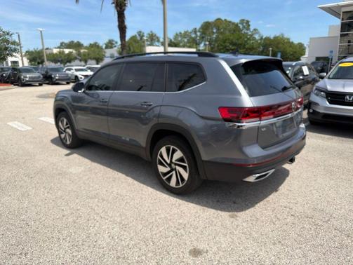 Platinum Gray Metallic 2024 Volkswagen Atlas 2.0T SE w/Technology