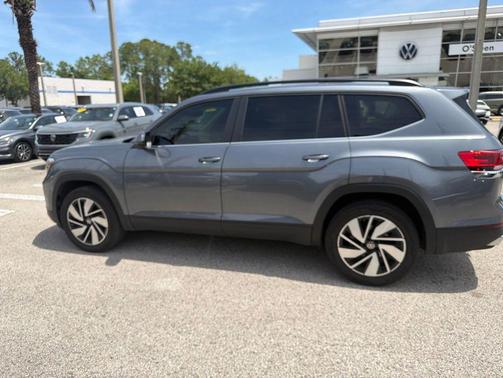 Platinum Gray Metallic 2024 Volkswagen Atlas 2.0T SE w/Technology
