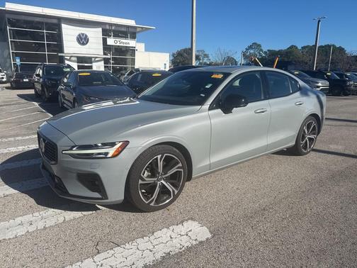 2024 Volvo S60 B5 Plus Dark Theme