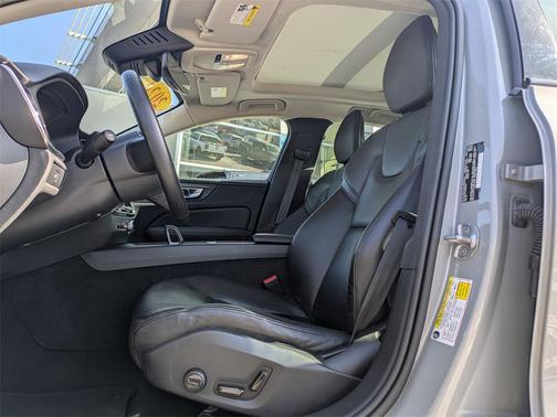 2024 Volvo S60 B5 Plus Dark Theme