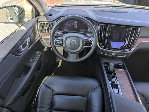 2024 Volvo S60 B5 Plus Dark Theme