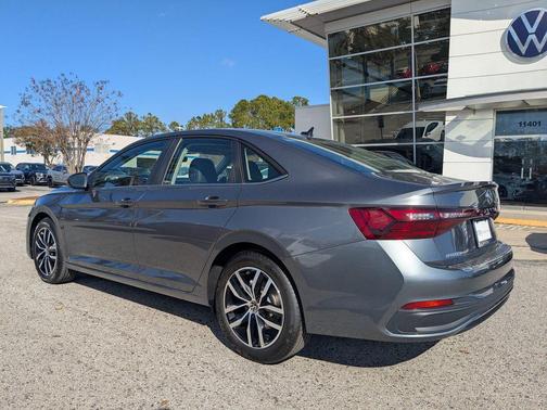 Platinum Gray Metallic 2026 Volkswagen Jetta 1.4T SE