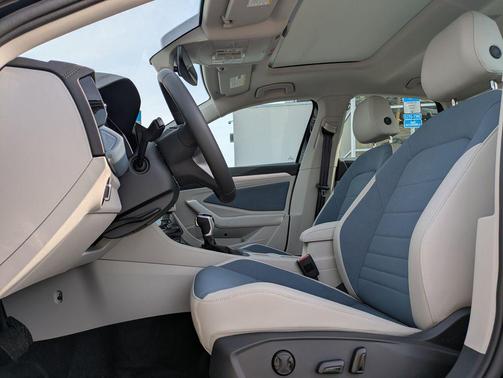 Deep Black Pearl 2026 Volkswagen Jetta 1.4T SE