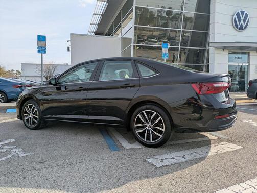 Deep Black Pearl 2026 Volkswagen Jetta 1.4T SE