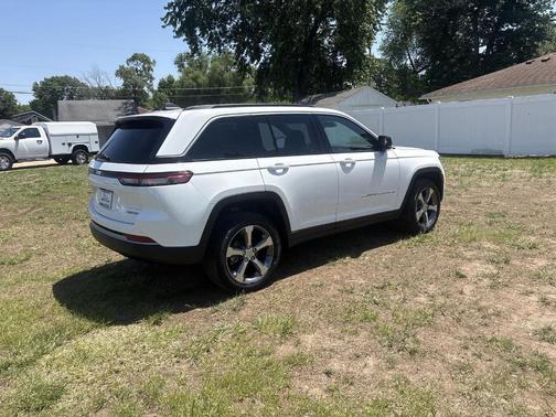 Bright White Clearcoat 2026 Jeep Grand Cherokee Limited