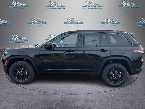 Diamond Black Crystal Pearlcoat 2026 Jeep Grand Cherokee Altitude