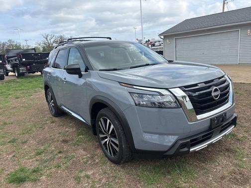 Solid Gray/Super Black 2025 Nissan Pathfinder Platinum 4WD