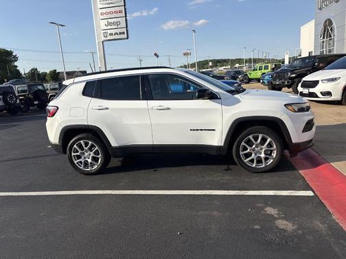 Bright White Clearcoat 2022 Jeep Compass Latitude Lux