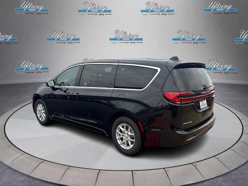 Diamond Black Crystal Pearlcoat 2026 Chrysler Pacifica L