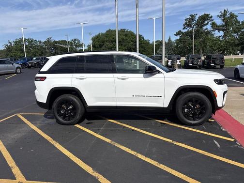 Bright White Clearcoat 2026 Jeep Grand Cherokee Altitude