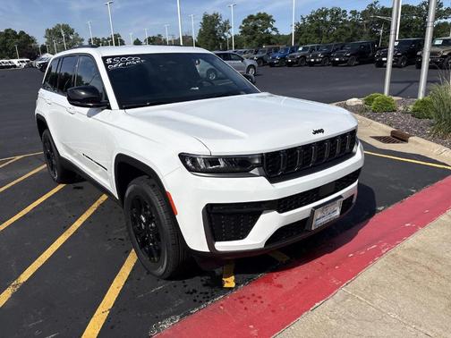 Bright White Clearcoat 2026 Jeep Grand Cherokee Altitude