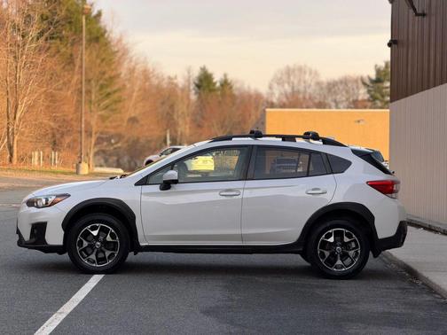 Crystal White Pearl 2018 Subaru Crosstrek 2.0i Premium