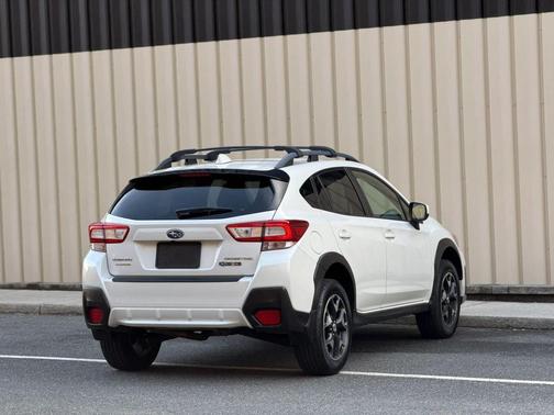 Crystal White Pearl 2018 Subaru Crosstrek 2.0i Premium