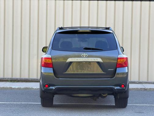 Magnetic Gray Metallic 2010 Toyota Highlander SE
