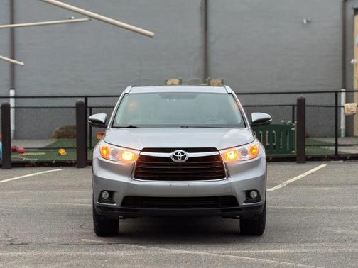 Silver Sky Metallic 2014 Toyota Highlander XLE
