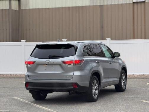 Silver Sky Metallic 2014 Toyota Highlander XLE