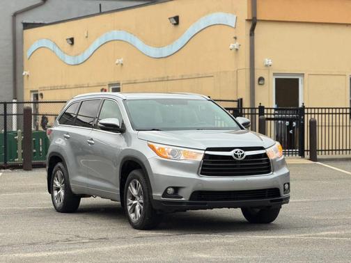 Silver Sky Metallic 2014 Toyota Highlander XLE