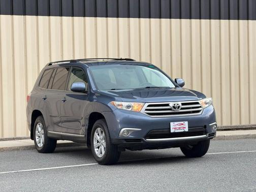 Blue 2013 Toyota Highlander SE