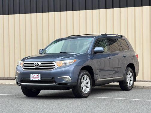 Blue 2013 Toyota Highlander SE