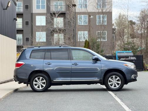 Blue 2013 Toyota Highlander SE