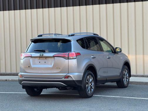 2017 Toyota RAV4 Hybrid XLE
