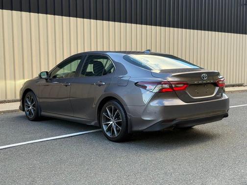 2022 Toyota Camry Hybrid LE