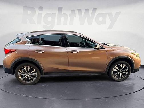 2017 INFINITI QX30 Premium