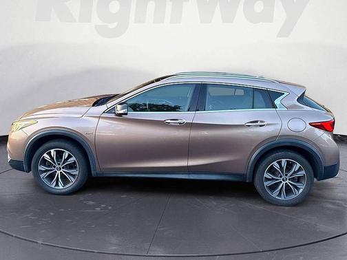 2017 INFINITI QX30 Premium