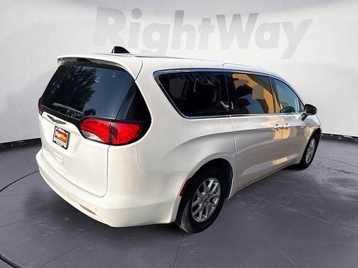 2021 Chrysler Voyager LX