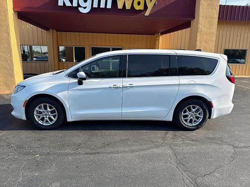 2021 Chrysler Voyager LX