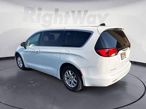 2021 Chrysler Voyager LX