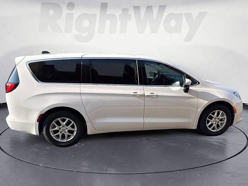 2021 Chrysler Voyager LX