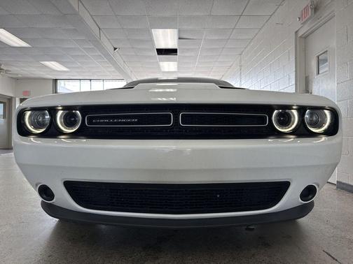 White Knuckle Clearcoat 2020 Dodge Challenger SXT