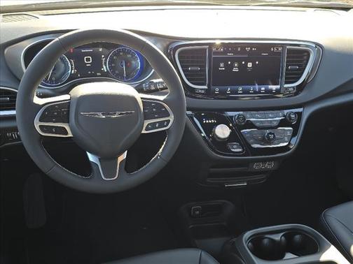 2025 Chrysler Voyager LX