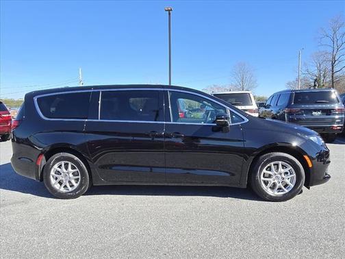 2025 Chrysler Voyager LX