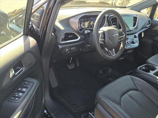 2025 Chrysler Voyager LX