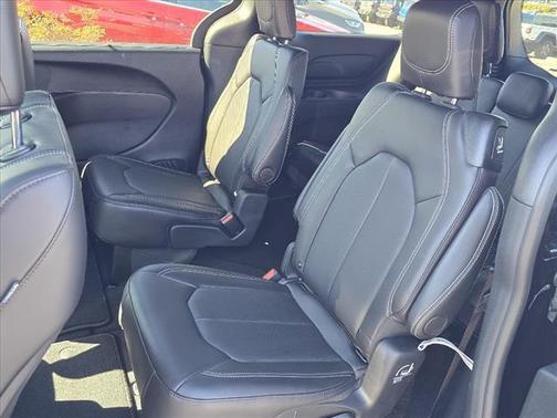 2025 Chrysler Voyager LX