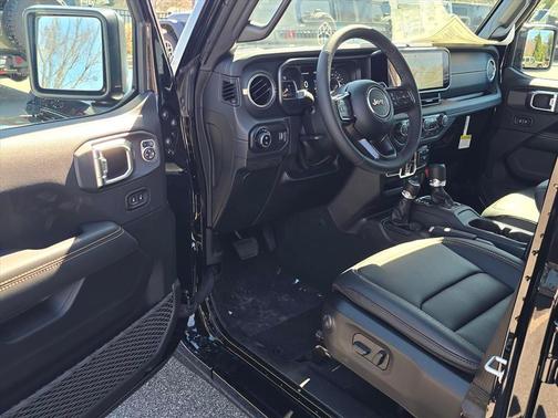 Black Clearcoat 2026 Jeep Gladiator Sahara 4x4