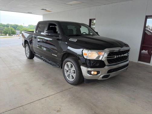 Diamond Black Crystal Pearlcoat 2023 RAM 1500 Big Horn/Lone Star