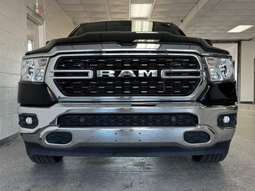 Diamond Black Crystal Pearlcoat 2023 RAM 1500 Big Horn/Lone Star