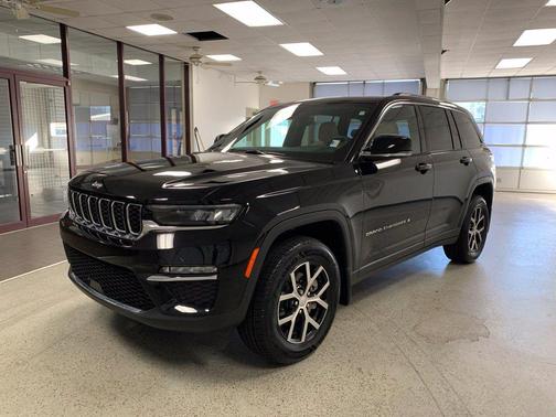 Diamond Black Crystal Pearlcoat 2023 Jeep Grand Cherokee Limited