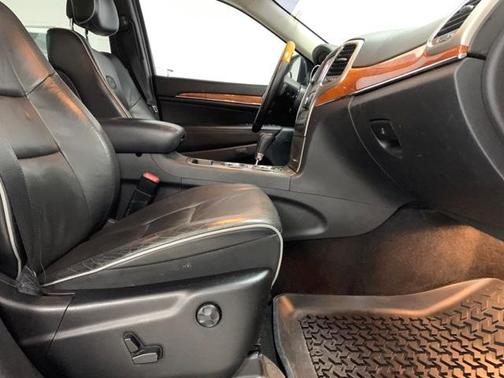 Photo 3 of 9 of 2013 Jeep Grand Cherokee Overland