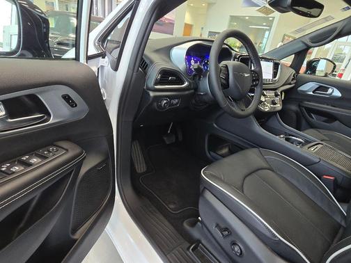Bright White Clearcoat 2026 Chrysler Pacifica Limited