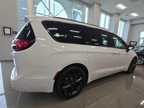 Bright White Clearcoat 2026 Chrysler Pacifica Limited